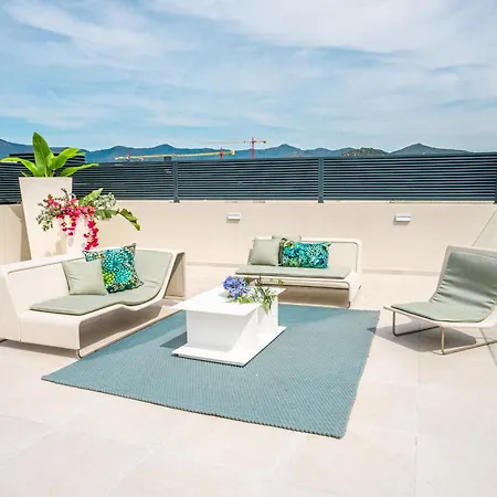 Mediterranean Vanian Views Penthouse * 에스테포나